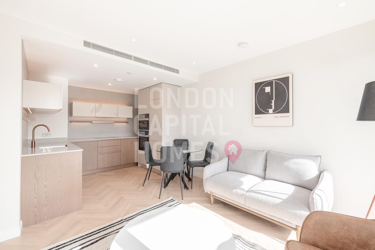 1 bed property in Saxon House, 1 Parkland Walk, London